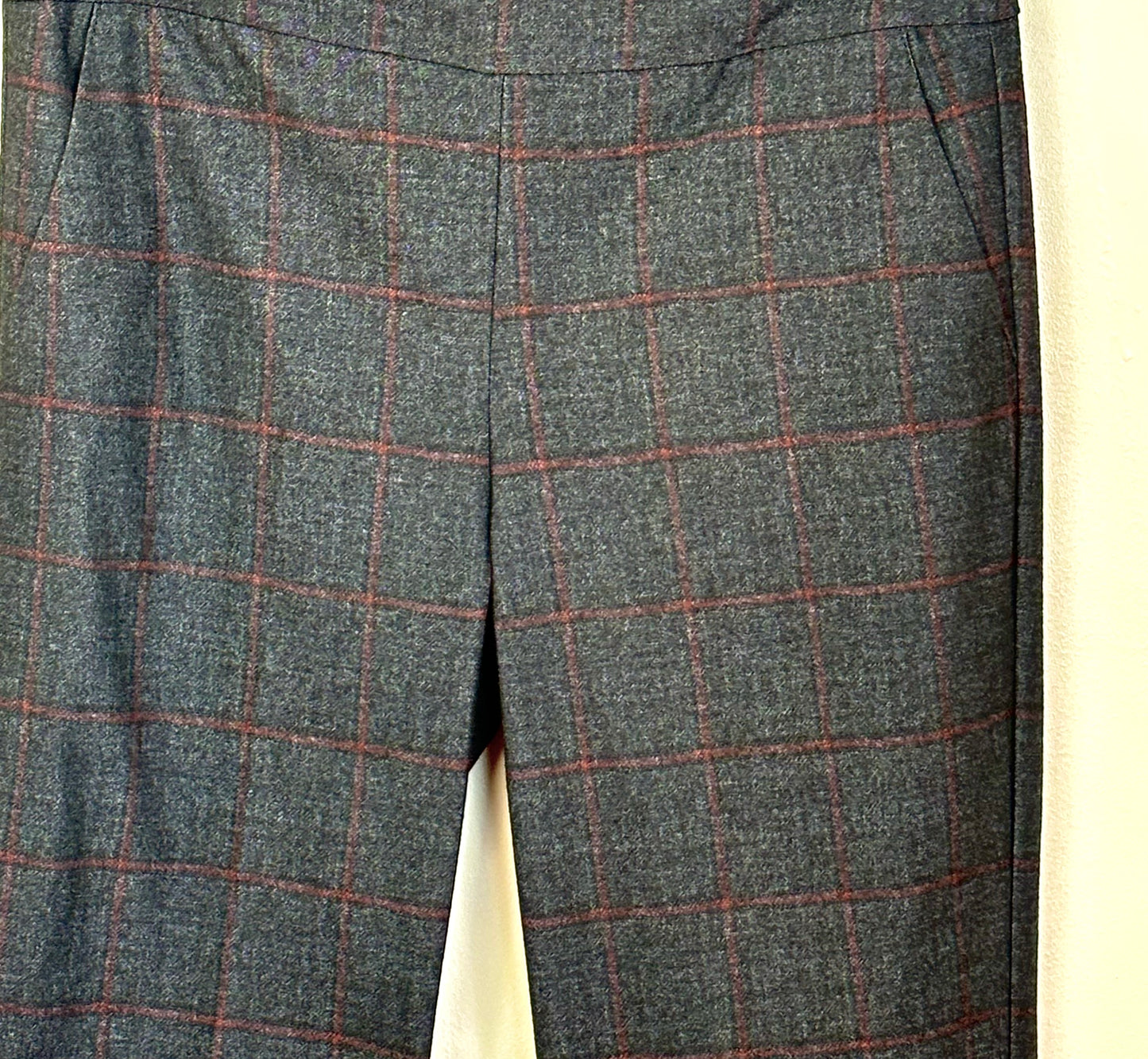 Avenue Montaigne  ~  Louis - Windowpane