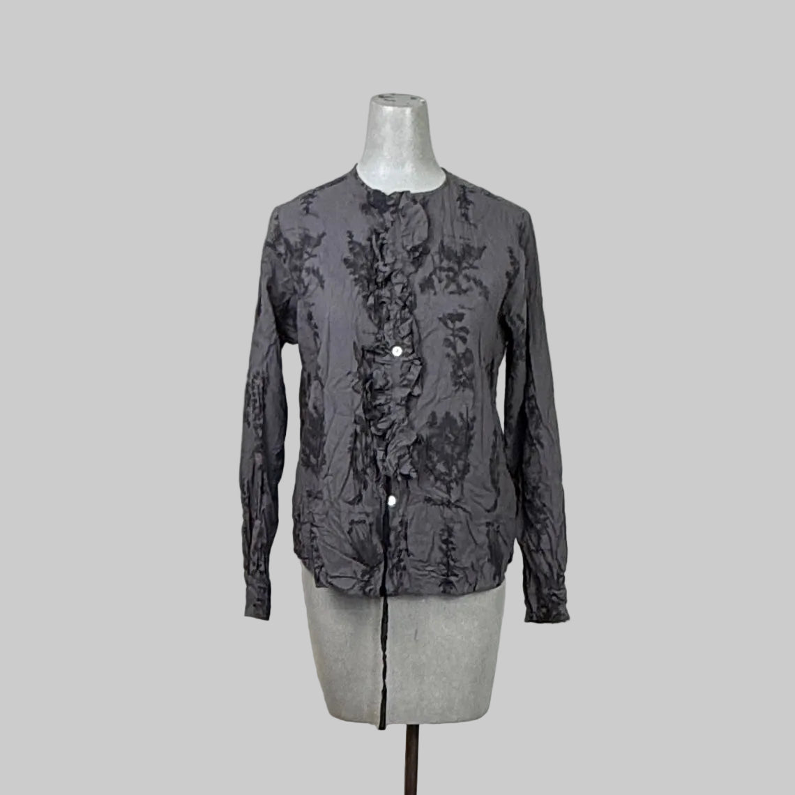 Pas de Calais  ~  Relax Herbal Print Ruffle Collarless Blouse - Charcoal