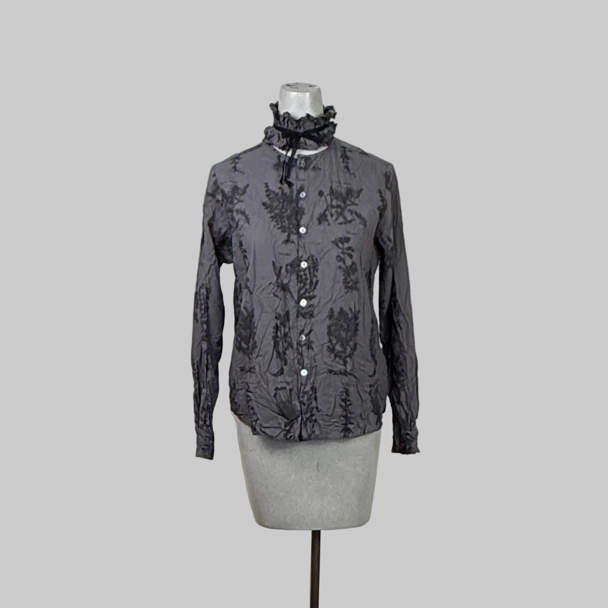 Pas de Calais  ~  Relax Herbal Print Ruffle Collarless Blouse - Charcoal