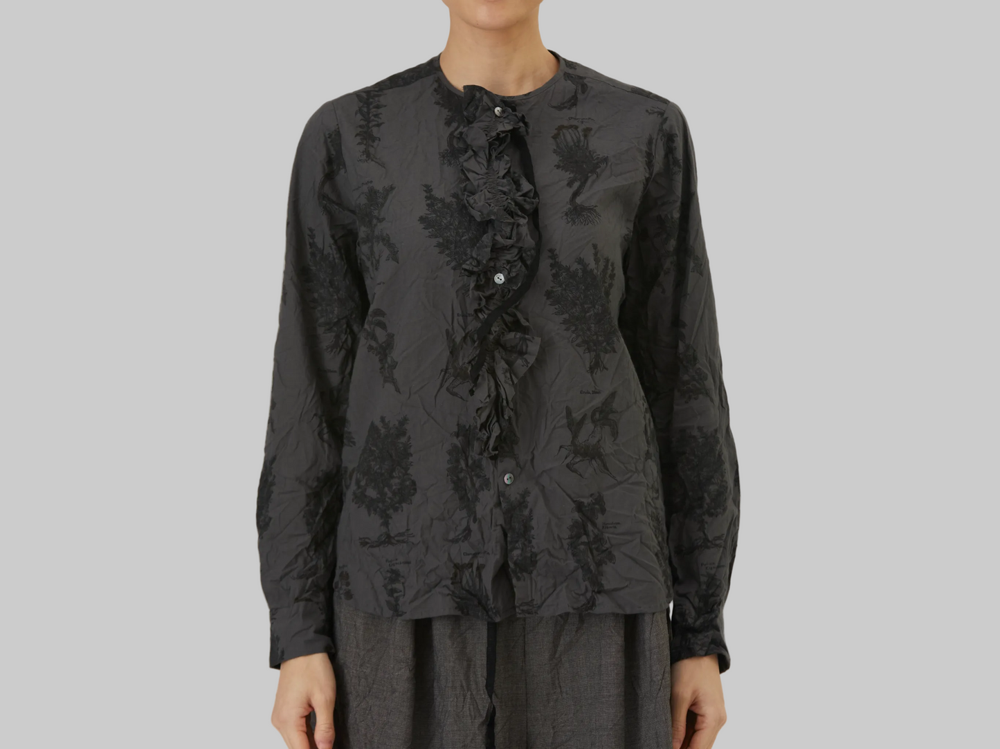 Pas de Calais  ~  Relax Herbal Print Ruffle Collarless Blouse - Charcoal