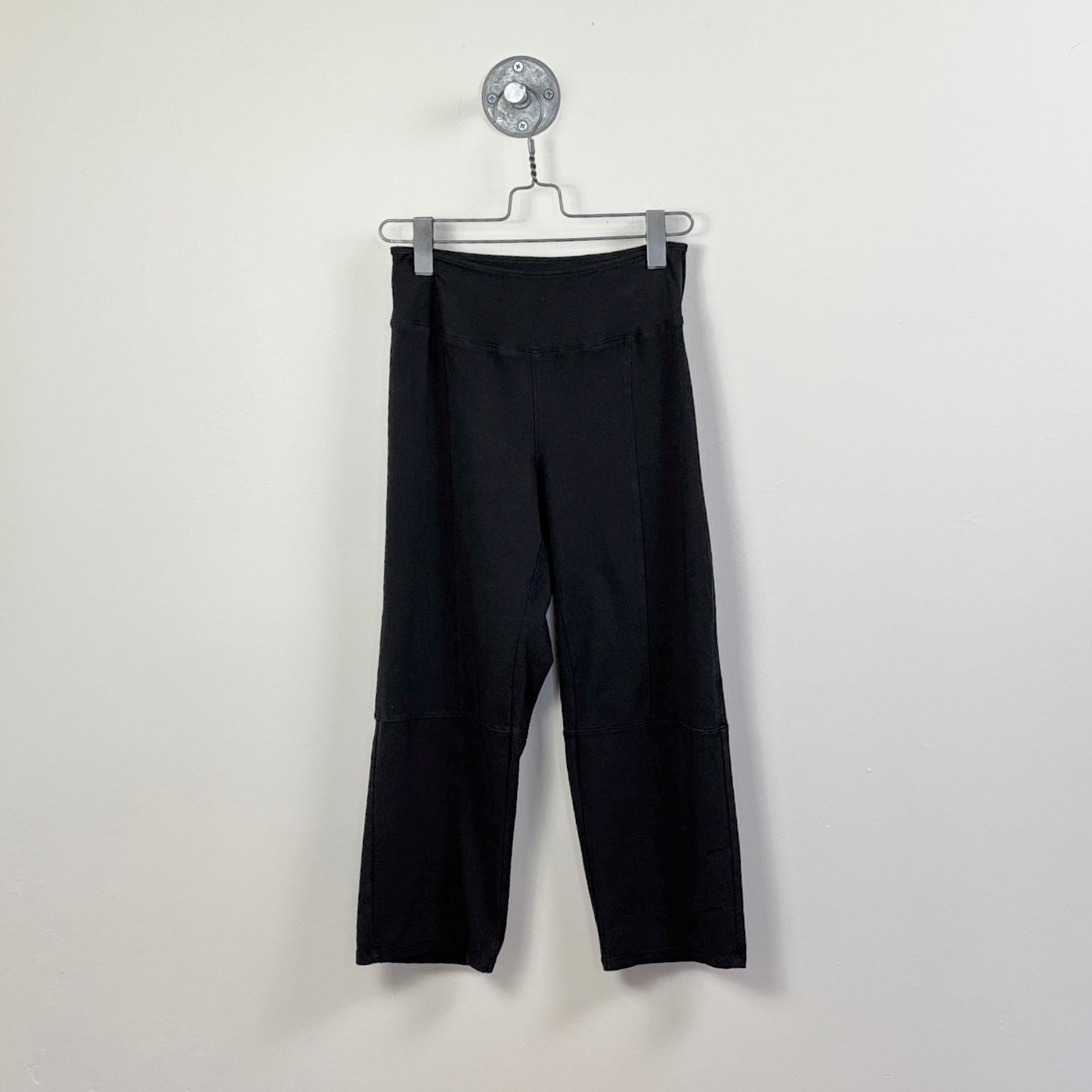 Cut Loose  ~  Walking Capri - Black